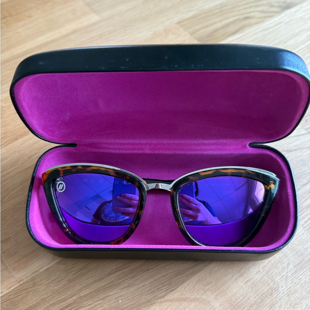 Stylish Tortoiseshell Sunglasses with Purple Lenses